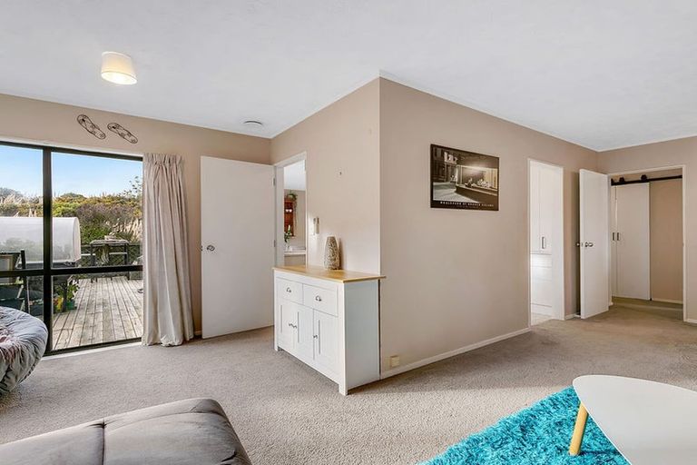 Photo of property in 6 Westridge, Camborne, Porirua, 5026