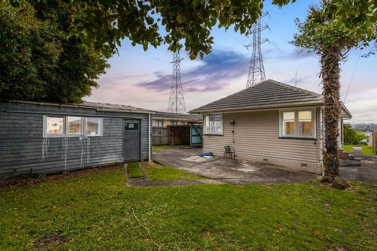 Photo of property in 15 Paton Avenue, Te Atatu South, Auckland, 0610
