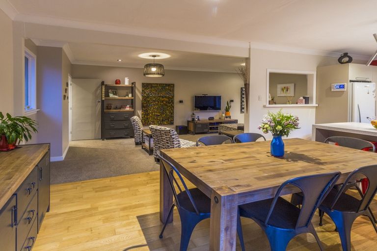 Photo of property in 26 Atkinson Road, Titirangi, Auckland, 0604