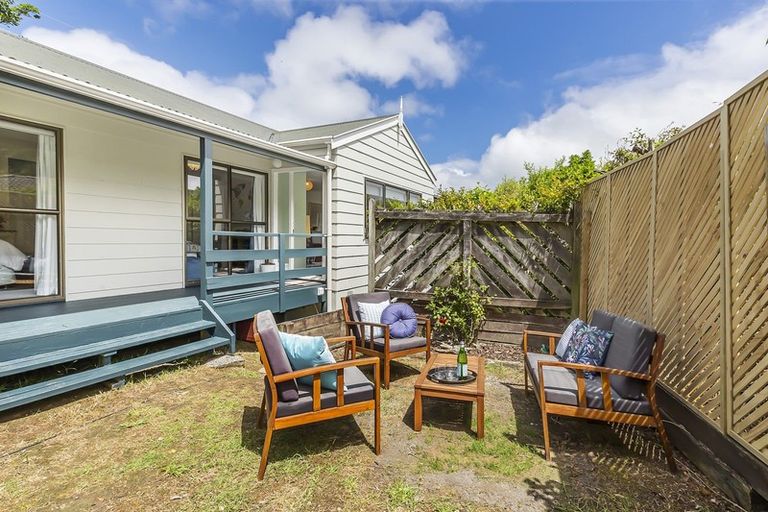 Photo of property in 6 Sasanqua Way, Crofton Downs, Wellington, 6035