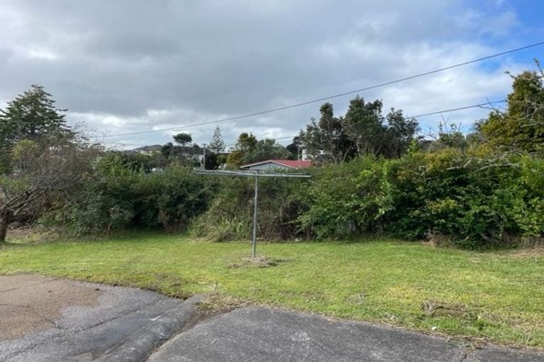 Photo of property in 1/22 Cliff View Drive, Green Bay, Auckland, 0604