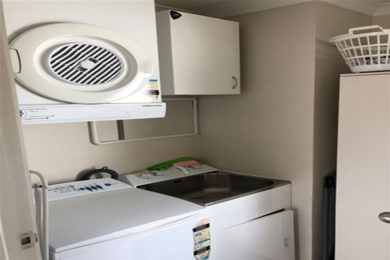 Photo of property in 84 Sylvan Crescent, Te Atatu South, Auckland, 0610