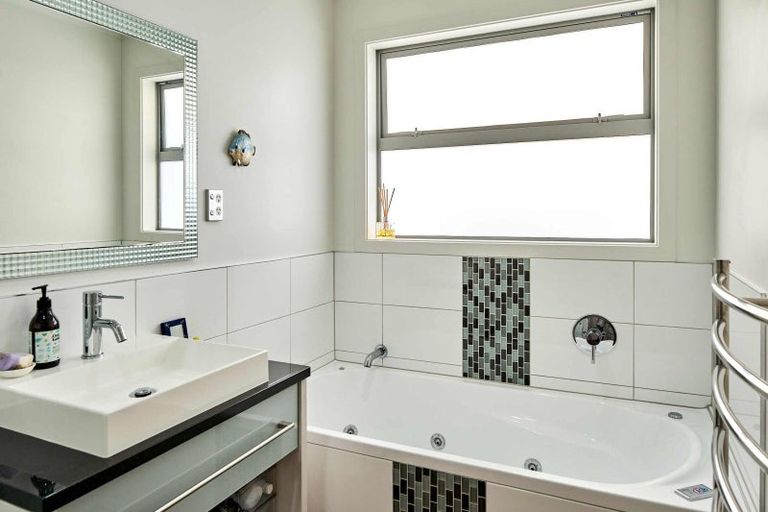 Photo of property in 25 Sunset Parade, Plimmerton, Porirua, 5026