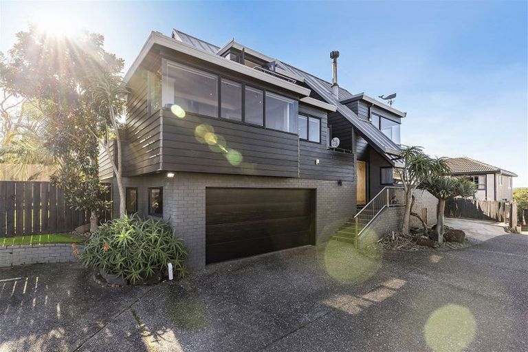 Photo of property in 2/8 Newburn Road, Waiake, Auckland, 0630