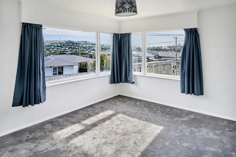 Photo of property in 22 Longcroft Terrace, Newlands, Wellington, 6037