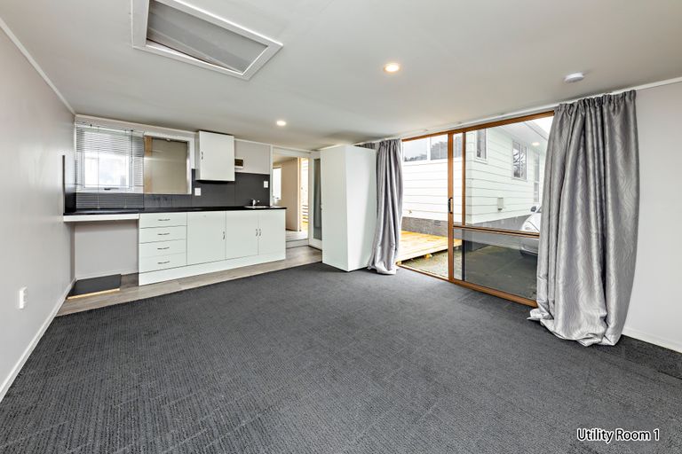Photo of property in 11 Hinton Place, Weymouth, Auckland, 2103