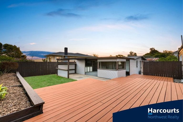 Photo of property in 188 Waimumu Road, Massey, Auckland, 0614