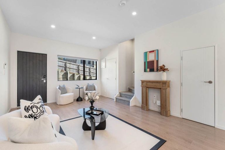 Photo of property in 4d Flaunty Place, West Harbour, Auckland, 0618