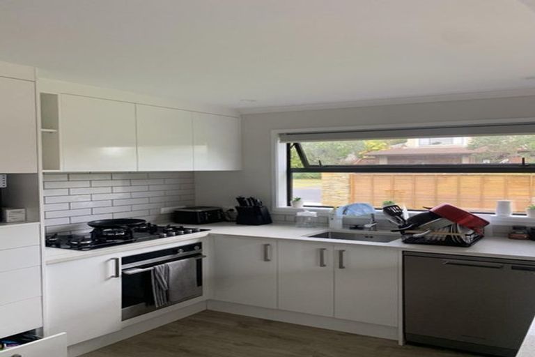 Photo of property in 1 Kittiwake Drive, Schnapper Rock, Auckland, 0632