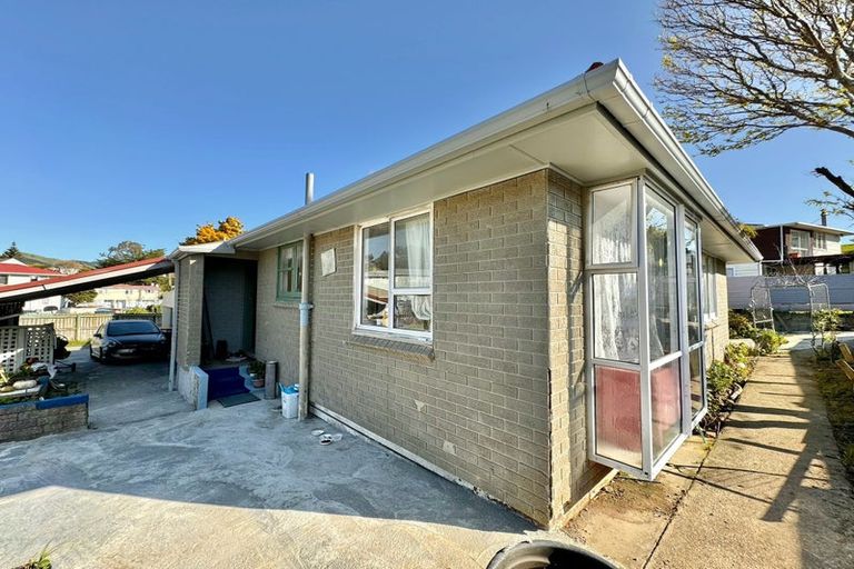 Photo of property in 102 Champion Street, Cannons Creek, Porirua, 5024
