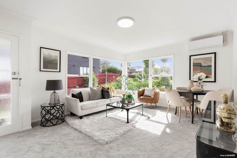 Photo of property in 1/33 Knightsbridge Drive, Forrest Hill, Auckland, 0620