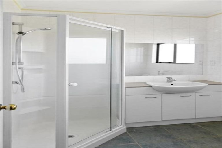 Photo of property in 86a Rosewarne Crescent, Glendene, Auckland, 0602