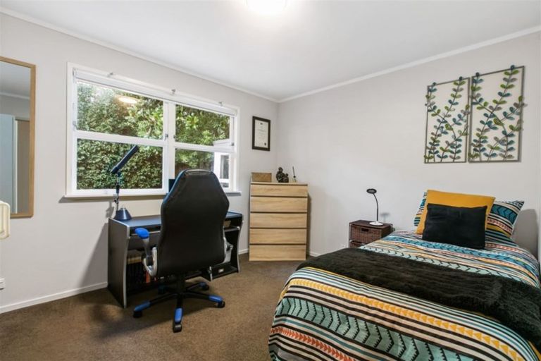 Photo of property in 2/32a Sunnynook Road, Sunnynook, Auckland, 0620
