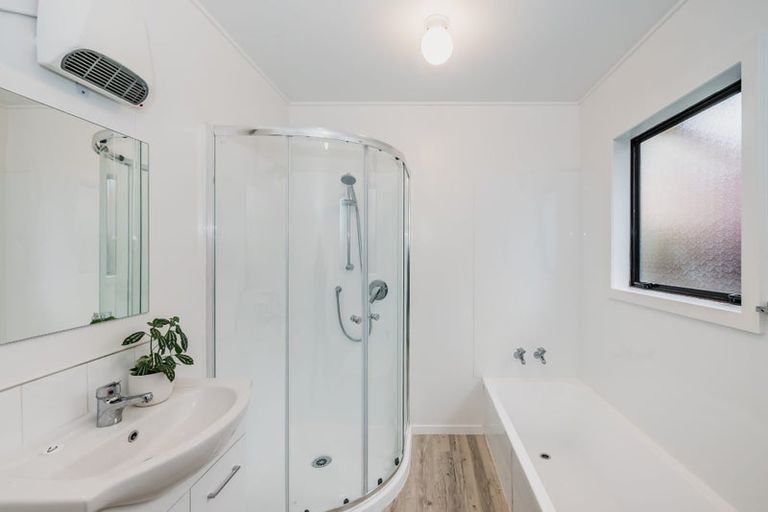 Photo of property in 60a Aorangi Road, Paraparaumu, 5032