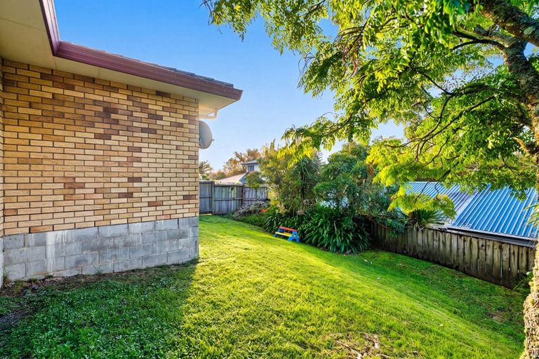 Photo of property in 11 Plumstead Rise, Glen Eden, Auckland, 0602