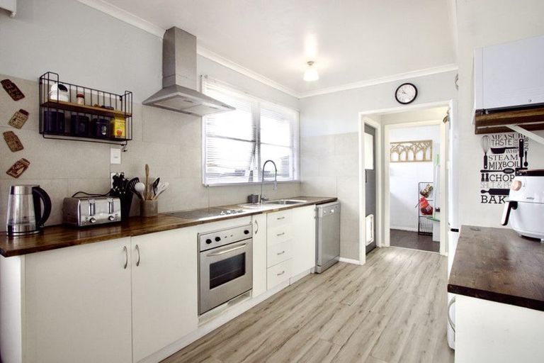 Photo of property in 15 Barrett Road, Whalers Gate, New Plymouth, 4310