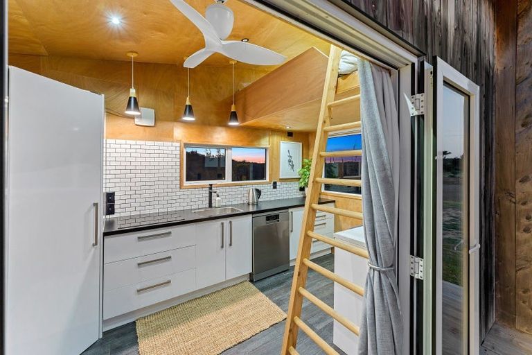 Photo of property in 47 Reay Mackay Grove, Waikawa Beach, Levin, 5573