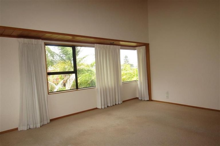 Photo of property in 2/50 Masterton Road, Rothesay Bay, Auckland, 0630