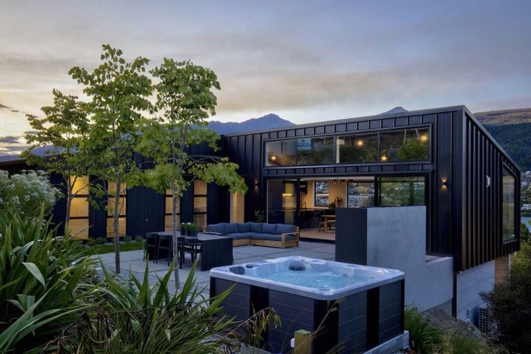 Photo of property in 8 Spring Hill Road, Kelvin Heights, Queenstown, 9300