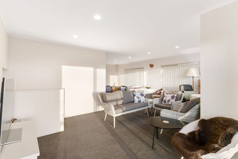 Photo of property in 1a Lobelia Rise, Goodwood Heights, Auckland, 2105