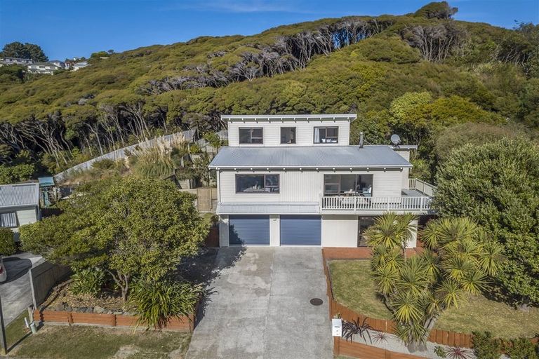 Photo of property in 16 Kinloch Place, Papakowhai, Porirua, 5024