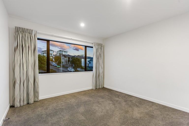 Photo of property in 16 Moki Place, Long Bay, Auckland, 0630