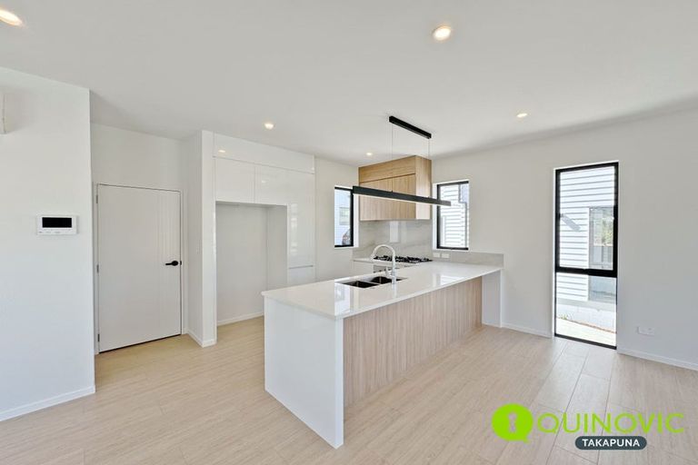 Photo of property in 7d Buisson Glade, West Harbour, Auckland, 0618