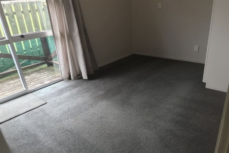 Photo of property in 2/317 Triangle Road, Massey, Auckland, 0614