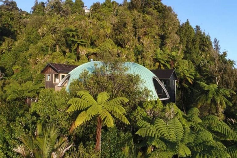 Photo of property in 442-454 Scenic Drive, Waiatarua, Auckland, 0612