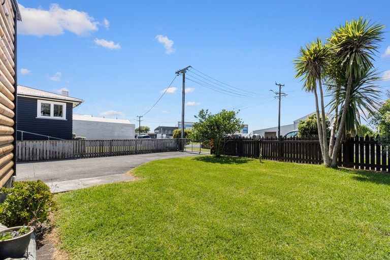 Photo of property in 30 Pioneer Road, Moturoa, New Plymouth, 4310