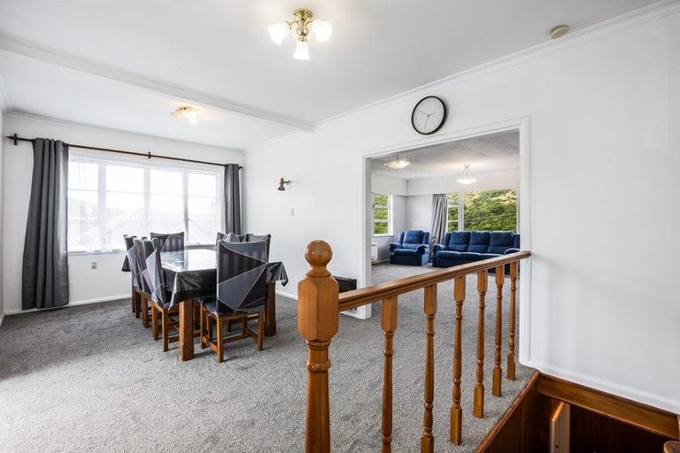 Photo of property in 32 Raroa Terrace, Tawa, Wellington, 5028