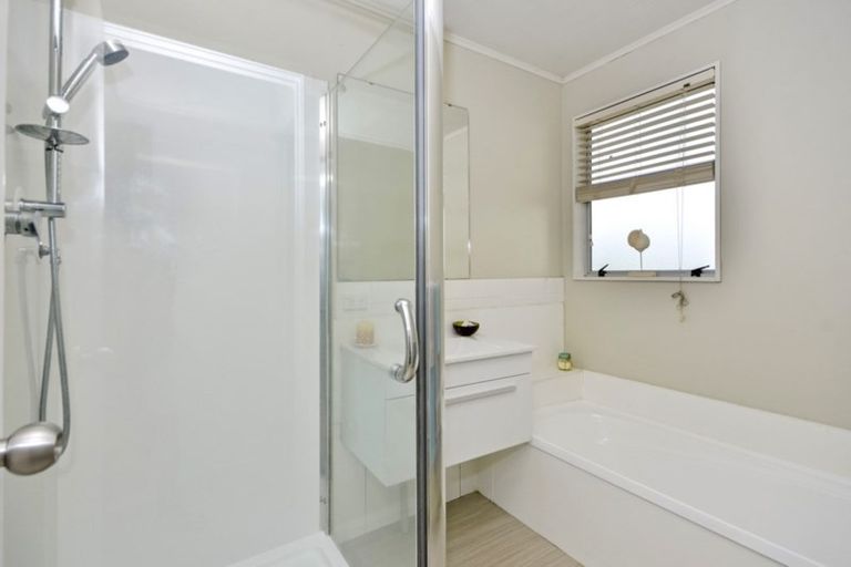 Photo of property in 1/22 Athena Drive, Totara Vale, Auckland, 0629