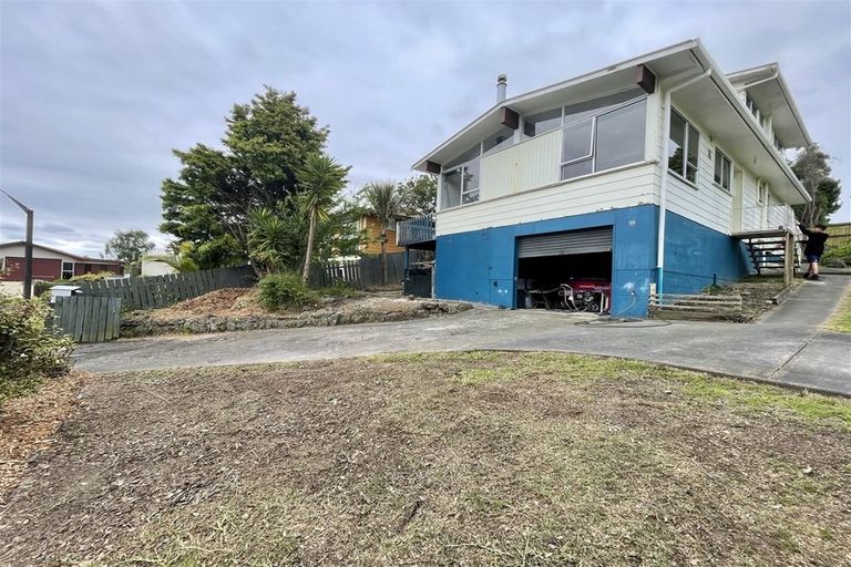 Photo of property in 18 Pankhurst Place, Sunnyvale, Auckland, 0612