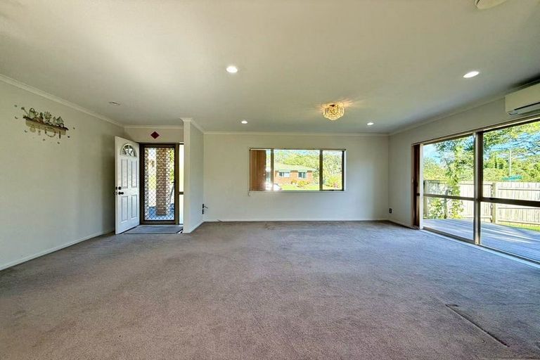 Photo of property in 17 Parkcrest Drive, Henderson, Auckland, 0612