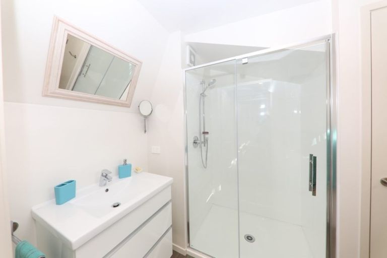 Photo of property in 2/19 Seaview Avenue, Northcote, Auckland, 0627