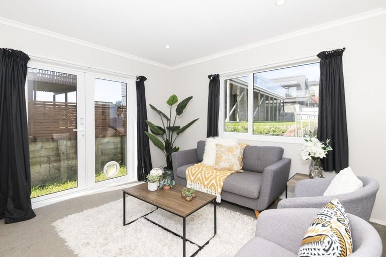 Photo of property in 3 Cessna Way, Newlands, Wellington, 6037