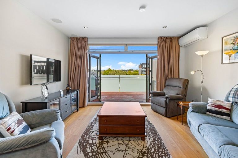 Photo of property in Esplanade Apartments, 9/16 Beach Front Lane, Browns Bay, Auckland, 0630