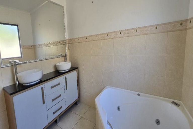 Photo of property in 17 Skye Road, East Tamaki Heights, Auckland, 2016