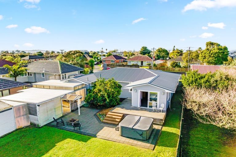 Photo of property in 4 Rixon Place, Te Atatu Peninsula, Auckland, 0610