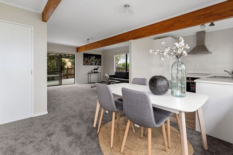 Photo of property in 2/92 Target Road, Totara Vale, Auckland, 0629