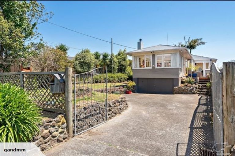 Photo of property in 90 Gloria Avenue, Te Atatu Peninsula, Auckland, 0610