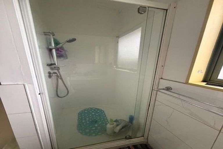 Photo of property in 16 Totaravale Drive, Totara Vale, Auckland, 0629