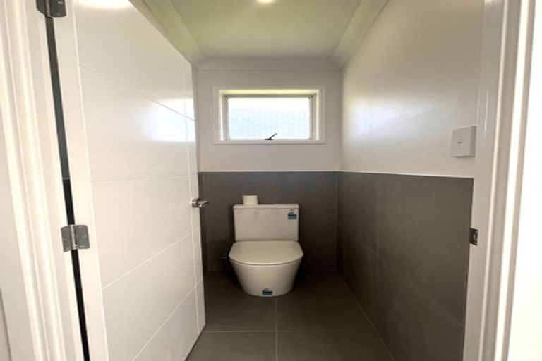 Photo of property in 15 Glenroy Place, Green Bay, Auckland, 0604