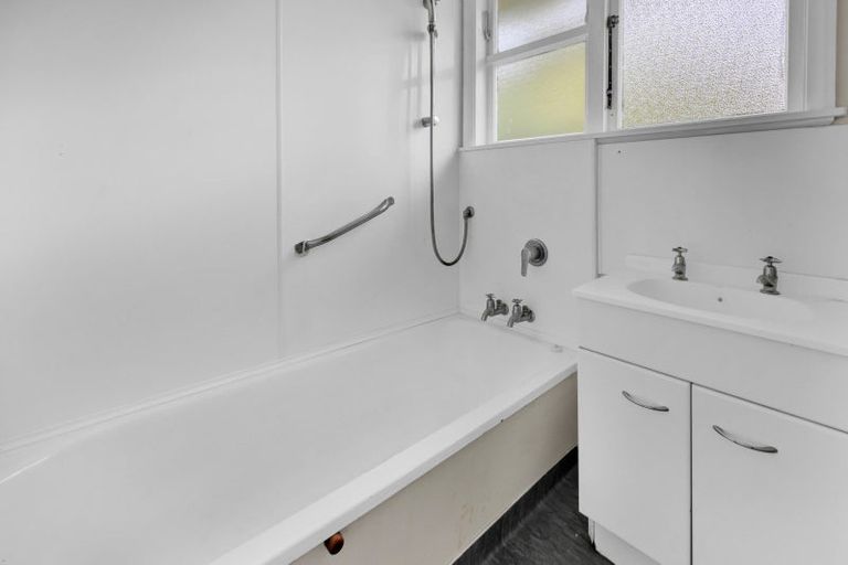 Photo of property in 40 Banks Street, Marfell, New Plymouth, 4310