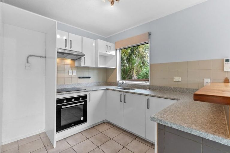 Photo of property in 2/10 Rambler Crescent, Beach Haven, Auckland, 0626