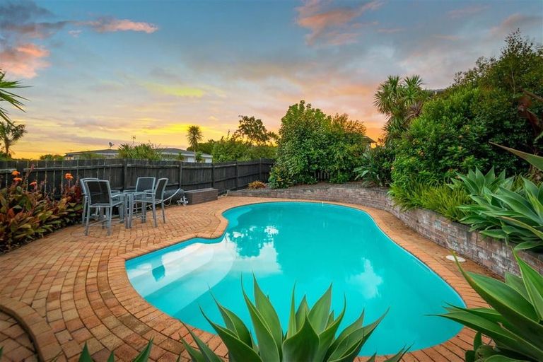 Photo of property in 33 James Evans Drive, Northcote, Auckland, 0627
