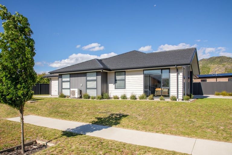 Photo of property in 21 Guano Crescent, Cromwell, 9310