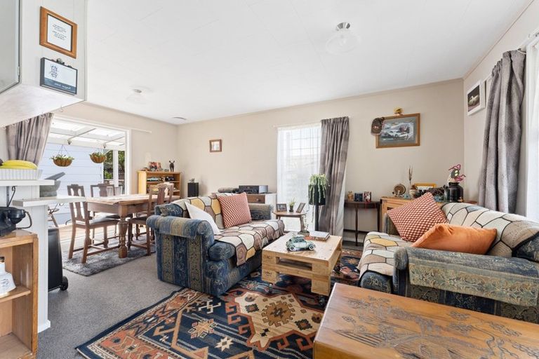 Photo of property in 6 Waterloo Place, Westown, New Plymouth, 4310