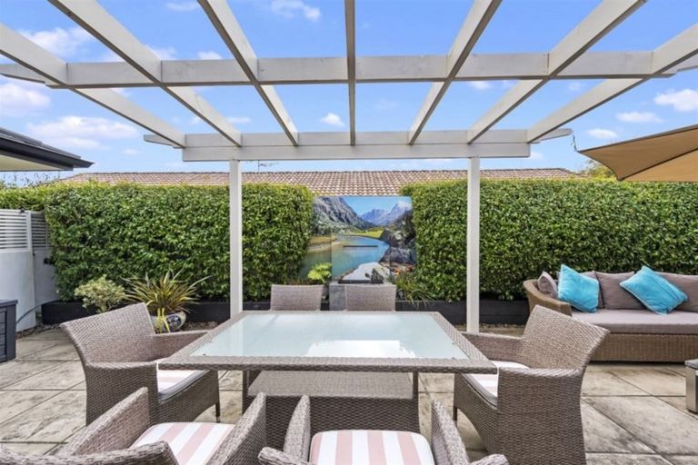 Photo of property in 2 Redhaven Place, Bethlehem, Tauranga, 3110