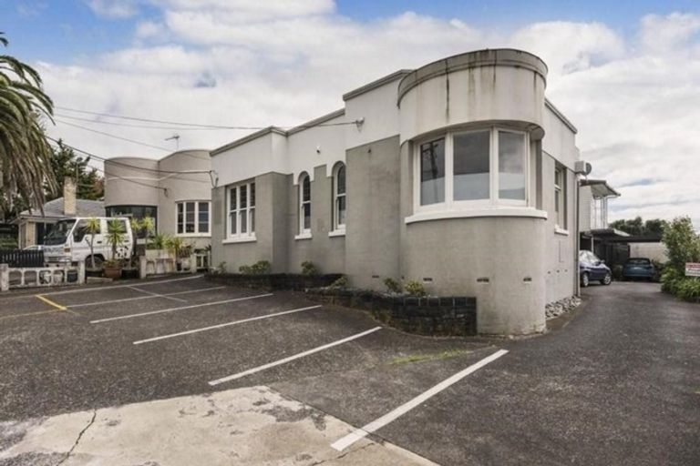 Photo of property in 2/225 Onewa Road, Birkenhead, Auckland, 0626